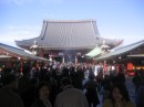 Tokyo21 002 * Hier nun also der Kannon-d Tempel selbst. In der Mitte erkennt man schon den Qualm des Weihrauchbrunnens zu erkennen. Spter dazu mehr.. * 2048 x 1536 * (1.21MB)